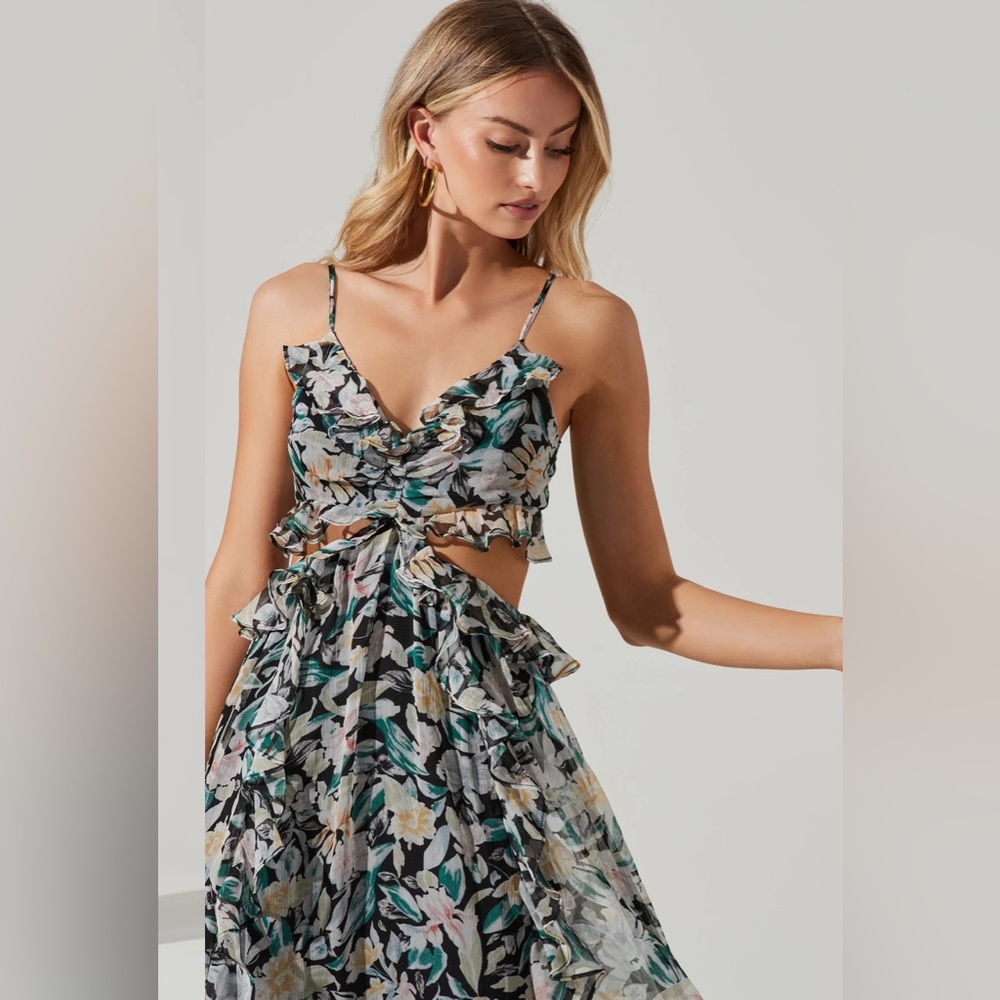 19. Astr The label $116 PALACE FLORAL CUTOUT RUFFLE MAXI DRESS Size M - Picture 3 of 5